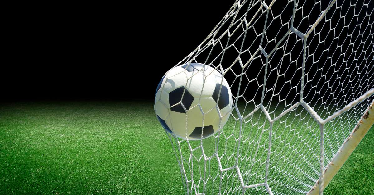 gol sepak bola di lapangan menembus gawang pada pertandingan Liga Champions