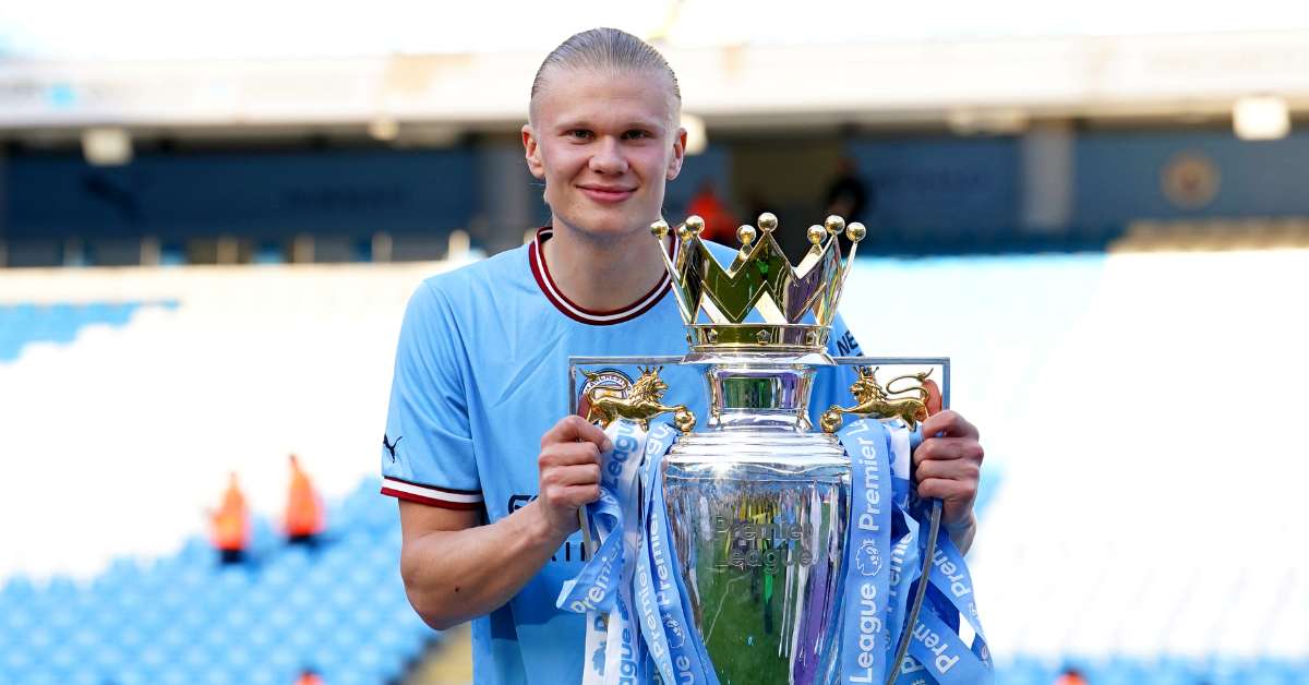 Erling Haaland memegang trophy Liga Champions
