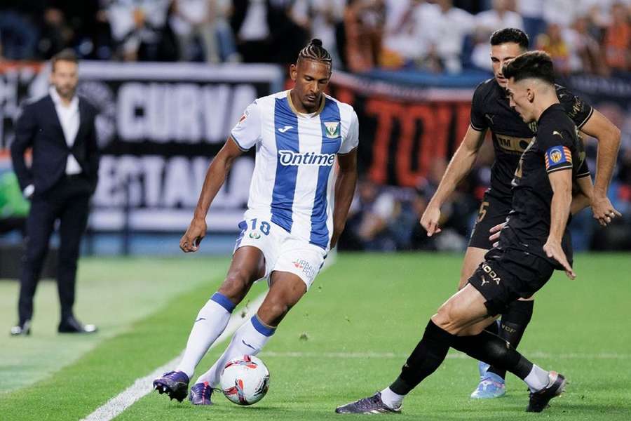 Jenius Bola Untuk hobimu | Lens merekrut striker Inter Milan Satriano